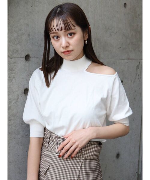 MURUA(ムルーア)の「デコルテカットハーフスリーブニット(ニット/セーター・レディース・ホワイト/ブラック/ベージュ/イエロー・FREE)」の2枚目の写真