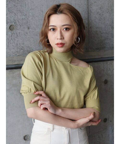 MURUA(ムルーア)の「デコルテカットハーフスリーブニット(ニット/セーター・レディース・ホワイト/ブラック/ベージュ/イエロー・FREE)」の4枚目の写真