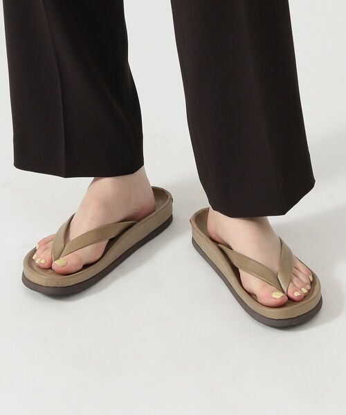 BEAMS BOY(ビームスボーイ)の「maturely / Leather Zouri(サンダル・レディース・ブラック/ベージュ・23/24/25)」の1枚目の写真