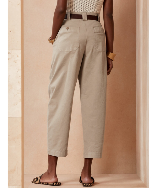 Banana Republic(バナナリパブリック)の「ハイライズ バレルレッグ ユーティリティ チノ(チノパンツ・レディース・ベージュ/カーキ/ホワイト/ブラック・2/0/4/6/00)」の5枚目の写真