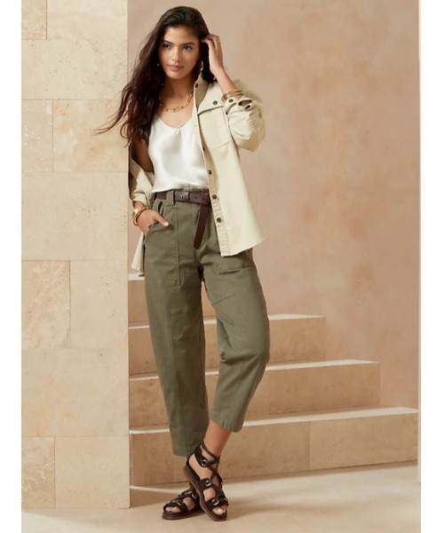 Banana Republic(バナナリパブリック)の「ハイライズ バレルレッグ ユーティリティ チノ(チノパンツ・レディース・ベージュ/カーキ/ホワイト/ブラック・2/0/4/6/00)」の4枚目の写真