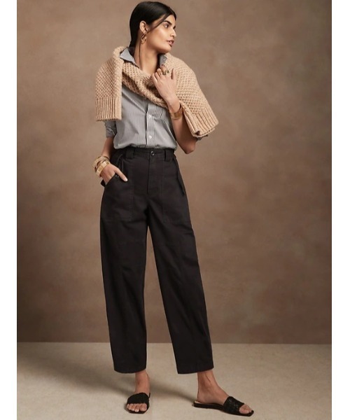 Banana Republic(バナナリパブリック)の「ハイライズ バレルレッグ ユーティリティ チノ(チノパンツ・レディース・ベージュ/カーキ/ホワイト/ブラック・2/0/4/6/00)」の2枚目の写真