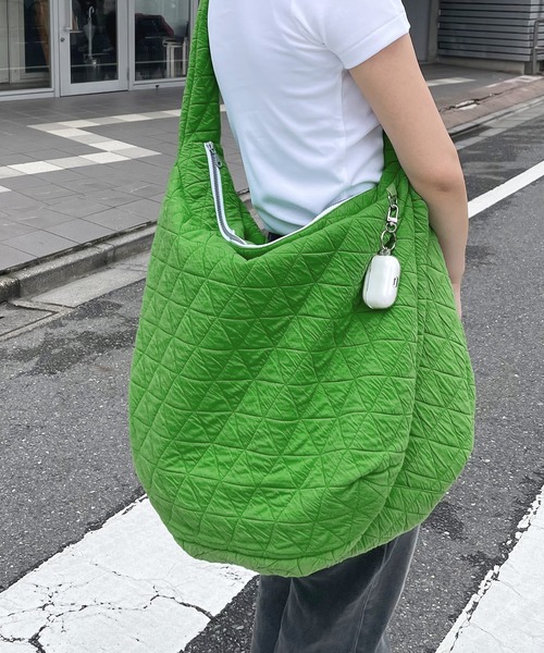ASTRONOMY(アストロノミー)の「オーバーサイズキルティングショルダーバッグ(ショルダーバッグ・メンズ・ブラック/オフホワイト/グリーン/カーキ/ブラウン/ホワイト・FREE)」の6枚目の写真