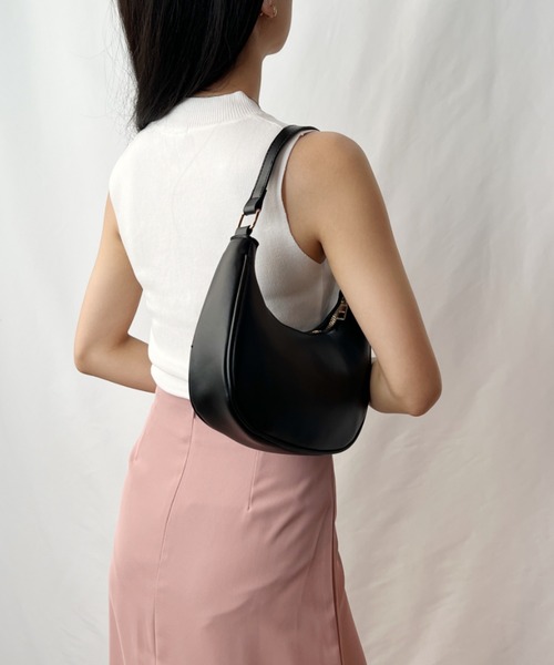 【追跡あり!】Steve Madden エナメル風のショルダーバッグ 2Way NWT Steve Madden Black Ruched Strap Hobo Detachable