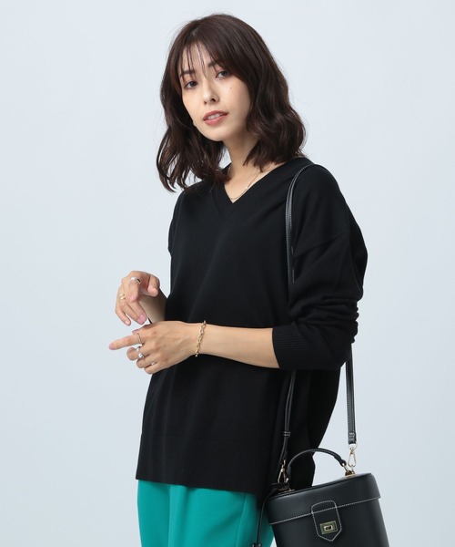 BAYFLOW(ベイフロー)の「Vネックニットプルオーバー(ニット/セーター・レディース・ブラック/ピンク/グリーン/イエロー/グレイッシュベージュ・MEDIUM/SMALL)」の22枚目の写真