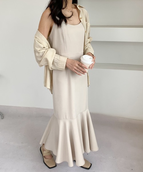 ECLIN(エクラン)の「バックリボンスリットマーメイドキャミワンピース(ワンピース・レディース・ブラック/ベージュ/ネイビー・S/M)」の1枚目の写真