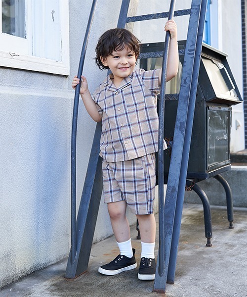 b・ROOM（ビールーム）の「オープンカラーシャツ&4分丈パンツセットアップ（アンサンブル・キッズ・ブルーグレー/グレイッシュベージュ/ブラック/ベージュ/ラベンダー・140cm/150cm/110cm/130cm/120cm）」の4枚目の写真