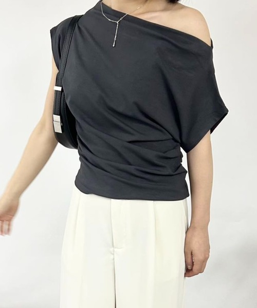 mebole(メボレ)の「オフショルダールーズトップス(Tシャツ/カットソー・レディース・ブラック/ホワイト/ブラウン/グリーン/グレー・FREE)」の3枚目の写真