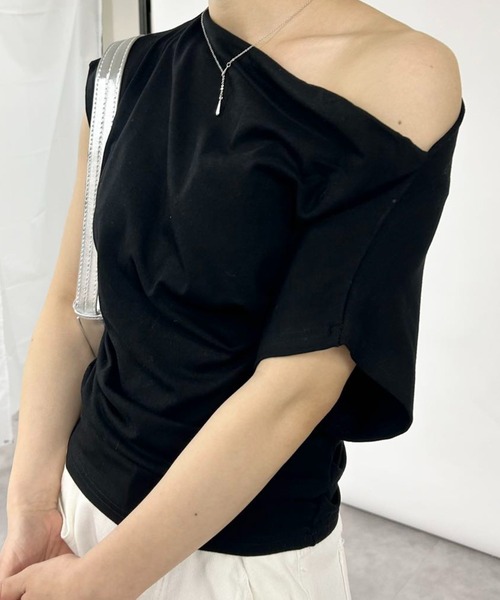 mebole(メボレ)の「オフショルダールーズトップス(Tシャツ/カットソー・レディース・ブラック/ホワイト/ブラウン/グリーン/グレー・FREE)」の16枚目の写真