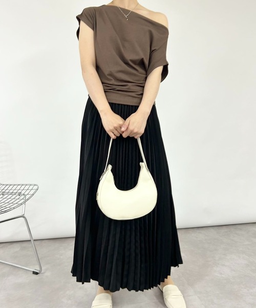 mebole(メボレ)の「オフショルダールーズトップス(Tシャツ/カットソー・レディース・ブラック/ホワイト/ブラウン/グリーン/グレー・FREE)」の8枚目の写真