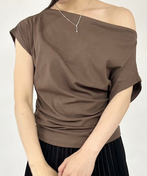 mebole(メボレ)の「オフショルダールーズトップス(Tシャツ/カットソー・レディース・ブラック/ホワイト/ブラウン/グリーン/グレー・FREE)」の10枚目の写真
