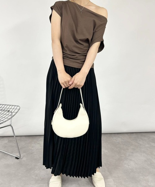 mebole(メボレ)の「オフショルダールーズトップス(Tシャツ/カットソー・レディース・ブラック/ホワイト/ブラウン/グリーン/グレー・FREE)」の14枚目の写真