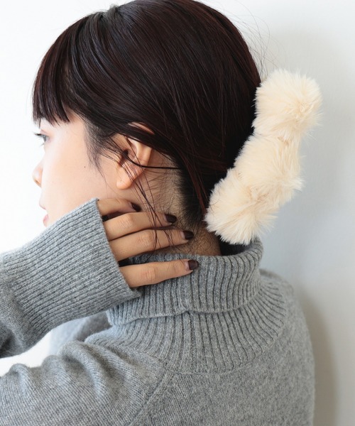 Ray BEAMS(レイビームス)の「bLicensceLL × Ray BEAMS / 別注 フェイクファー ヘアクリップ(バレッタ/ヘアクリップ・レディース・サックスブルー/オフホワイト・ONE SIZE)」の2枚目の写真
