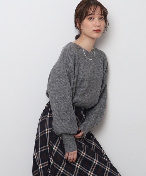 DRESKIP（ドレスキップ）の「◆【体型カバー】ふわふわ素材が女性らしいVネックニット（ニット/セーター・レディース・ダークグレー/イエロー系その他/ピンク系/グリーン/ブルー系その他/ライトベージュ・02/03/04）」の2枚目の写真