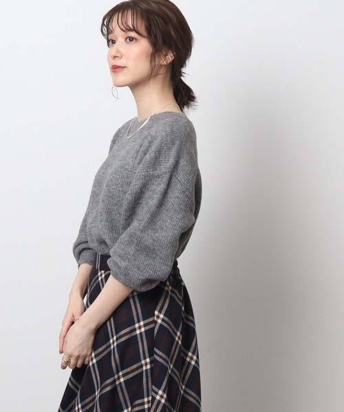 DRESKIP（ドレスキップ）の「◆【体型カバー】ふわふわ素材が女性らしいVネックニット（ニット/セーター・レディース・ダークグレー/イエロー系その他/ピンク系/グリーン/ブルー系その他/ライトベージュ・02/03/04）」の8枚目の写真