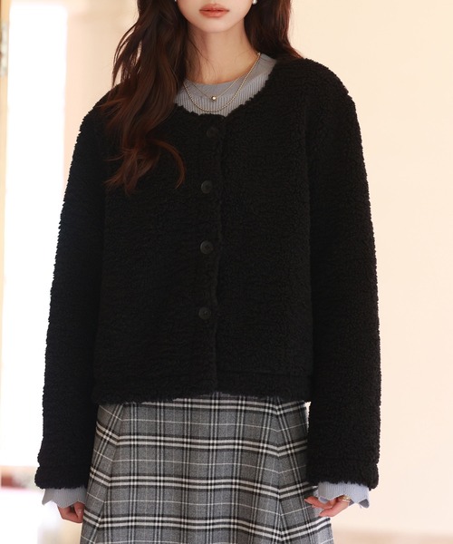 SAISON DE PAPILLON（セゾンドパピヨン）の「モコモコショート丈ボア生地コート（ノーカラージャケット・レディース・ブラック/ベージュ/ブラウン・M/L）」の6枚目の写真