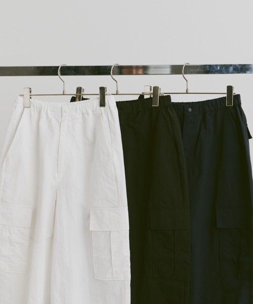 flaner（フラネ）の「Loose nylon cargo pants / ルーズナイロンカーゴパンツ（カーゴパンツ・レディース・ホワイト/ブラック/ネイビー・MEDIUM/SMALL/LARGE）」の6枚目の写真