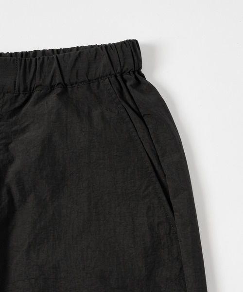 flaner（フラネ）の「Loose nylon cargo pants / ルーズナイロンカーゴパンツ（カーゴパンツ・レディース・ホワイト/ブラック/ネイビー・MEDIUM/SMALL/LARGE）」の11枚目の写真
