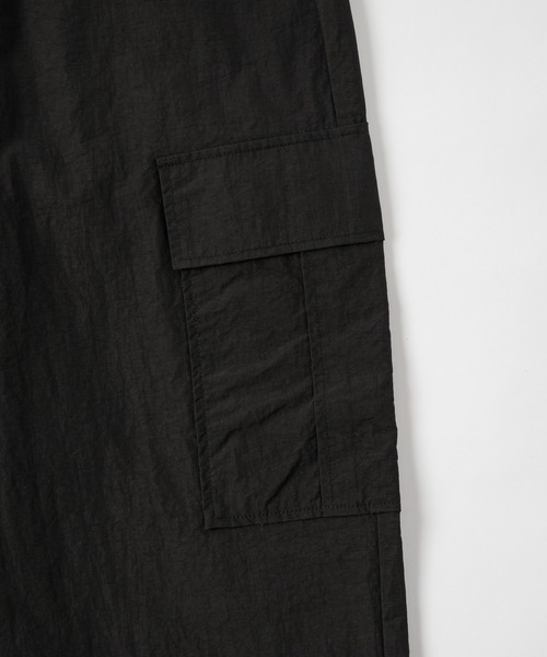 flaner（フラネ）の「Loose nylon cargo pants / ルーズナイロンカーゴパンツ（カーゴパンツ・レディース・ホワイト/ブラック/ネイビー・MEDIUM/SMALL/LARGE）」の12枚目の写真