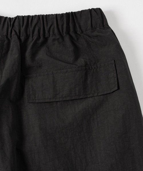 flaner（フラネ）の「Loose nylon cargo pants / ルーズナイロンカーゴパンツ（カーゴパンツ・レディース・ホワイト/ブラック/ネイビー・MEDIUM/SMALL/LARGE）」の16枚目の写真