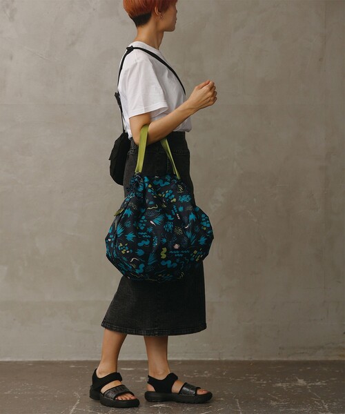 Shupatto(シュパット)の「Shupatto / パッカブル バッグ 27L(エコバッグ/サブバッグ・メンズ・ライトブラウン/パープル系その他5/ブルー系その他4/ブラック/ホワイト・ONE SIZE)」の4枚目の写真