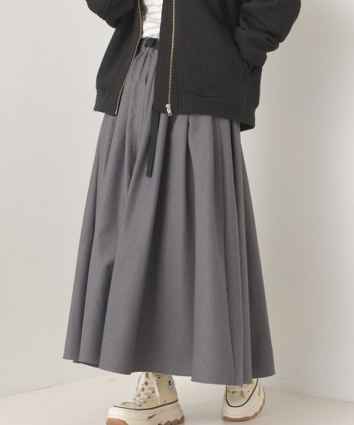 OMNES（オムネス）の「ウェビングベルトギャバタックスカート（スカート・レディース・チャコール/ベージュ/グレー/カーキ/ブラック/ライトグレー・FREE）」の4枚目の写真