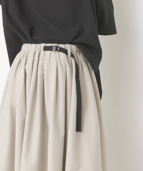 OMNES（オムネス）の「ウェビングベルトギャバタックスカート（スカート・レディース・チャコール/ベージュ/グレー/カーキ/ブラック/ライトグレー・FREE）」の13枚目の写真