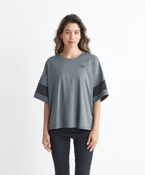 ROXY(ロキシー)の「SIMPLY CALM TEE/ロキシー速乾UVカット付きリラックスフィットドロップショルダーフィットカットソー(Tシャツ/カットソー・レディース・ピンク/ホワイト/グレー・LARGE/MEDIUM/SMALL)」の1枚目の写真