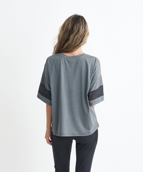 ROXY(ロキシー)の「SIMPLY CALM TEE/ロキシー速乾UVカット付きリラックスフィットドロップショルダーフィットカットソー(Tシャツ/カットソー・レディース・ピンク/ホワイト/グレー・LARGE/MEDIUM/SMALL)」の5枚目の写真