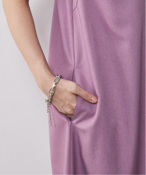 CHIC STYLE(シックスタイル)の「<大きいサイズ>深Vネックストレートロングワンピース シックスタイル(ワンピース・レディース・パープル系/ブラック・L/LL/3L/4L/5L)」の8枚目の写真