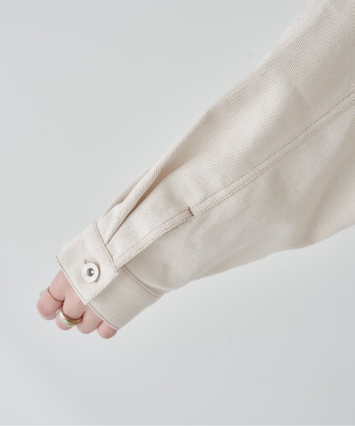 natural couture（ナチュラルクチュール）の「ピンタックデザインバンドカラーGジャン（デニムジャケット・レディース・アイボリー/インディゴブルー/ブルー・FREE）」の6枚目の写真