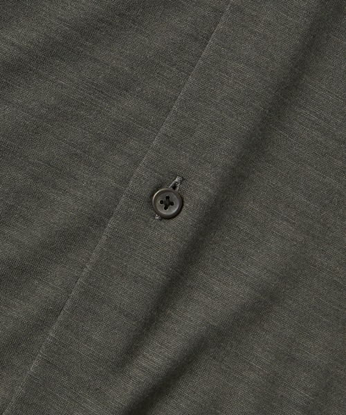 ADAM ET ROPE'（アダムエロペ）の「ウール天竺 レギュラーカラー カットシャツ / ロングシーズン着用可能（シャツ/ブラウス・メンズ・チャコールグレー/オフホワイト/ブラック・L/M）」の11枚目の写真