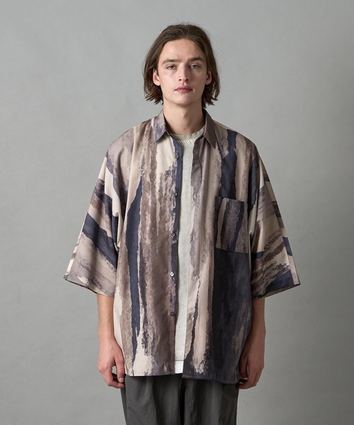 ア*ス様 モフマヌル❤️今期新作商品❤️布リブ総柄プリント かぶりシャツ❣️❣️ SLICK（スリック）の「アブストラクトプリントドルマンスリーブシャツ