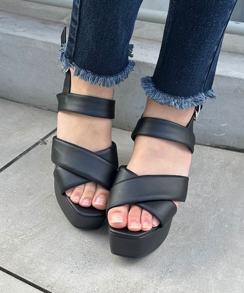 INGNI（イング）の「クロスパフィーサンダル（サンダル・レディース・ブラック・M/L）」の2枚目の写真