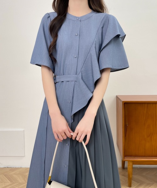 ECLIN(エクラン)の「アシメフリル異素材プリーツ切替シャツワンピース(ワンピース・レディース・ブルー/チャコールグレー/ベージュ・L/M)」の10枚目の写真