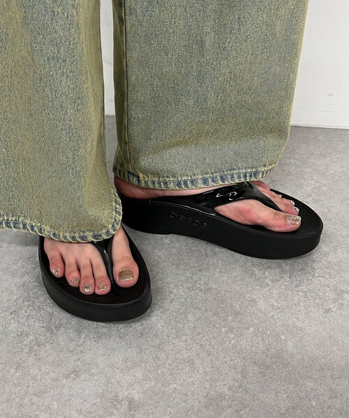 OOFOS（ウーフォス）の「【OOFOS/ウーフォス】OOmega（サンダル・レディース・ベージュ/ブラック・25cm/24cm）」の18枚目の写真