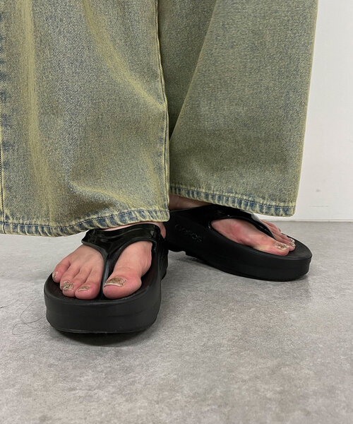 OOFOS（ウーフォス）の「【OOFOS/ウーフォス】OOmega（サンダル・レディース・ベージュ/ブラック・25cm/24cm）」の19枚目の写真