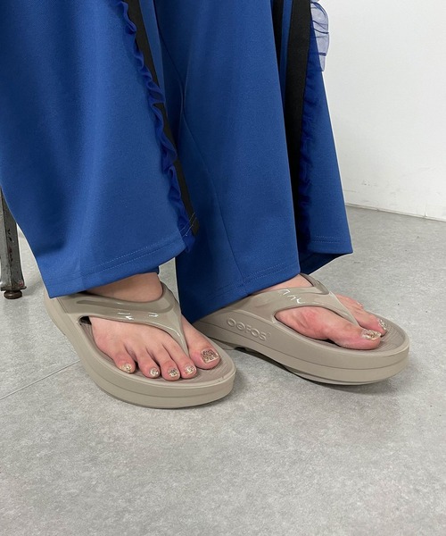 OOFOS（ウーフォス）の「【OOFOS/ウーフォス】OOmega（サンダル・レディース・ベージュ/ブラック・25cm/24cm）」の6枚目の写真