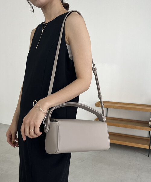 CAPRICIEUX LE'MAGE（カプリシューレマージュ）の「ワイドボックスバッグ（ショルダーバッグ・レディース・シルバー/ブラック/グレイッシュベージュ・FREE）」の3枚目の写真