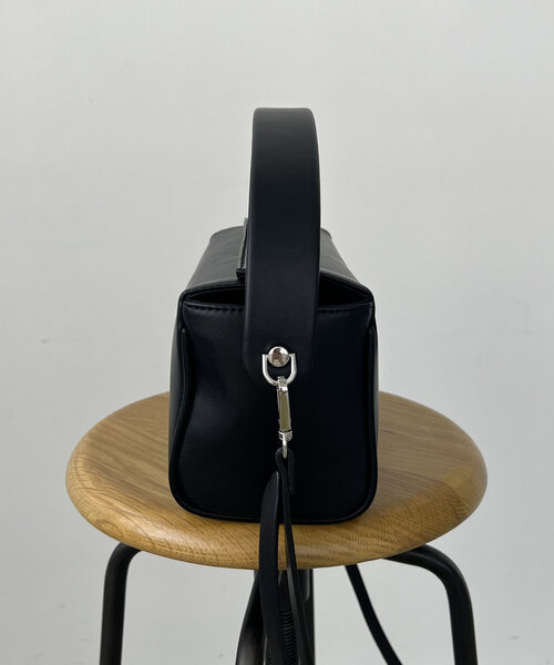 CAPRICIEUX LE'MAGE（カプリシューレマージュ）の「ワイドボックスバッグ（ショルダーバッグ・レディース・シルバー/ブラック/グレイッシュベージュ・FREE）」の13枚目の写真