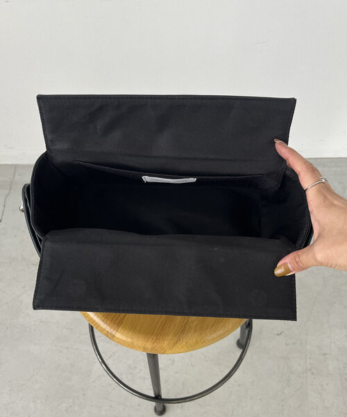 CAPRICIEUX LE'MAGE（カプリシューレマージュ）の「ワイドボックスバッグ（ショルダーバッグ・レディース・シルバー/ブラック/グレイッシュベージュ・FREE）」の10枚目の写真