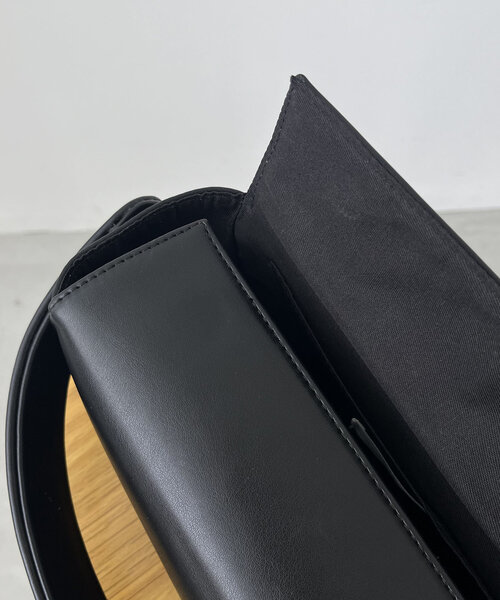 CAPRICIEUX LE'MAGE（カプリシューレマージュ）の「ワイドボックスバッグ（ショルダーバッグ・レディース・シルバー/ブラック/グレイッシュベージュ・FREE）」の9枚目の写真