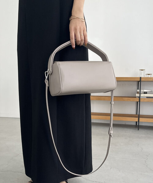 CAPRICIEUX LE'MAGE（カプリシューレマージュ）の「ワイドボックスバッグ（ショルダーバッグ・レディース・シルバー/ブラック/グレイッシュベージュ・FREE）」の7枚目の写真