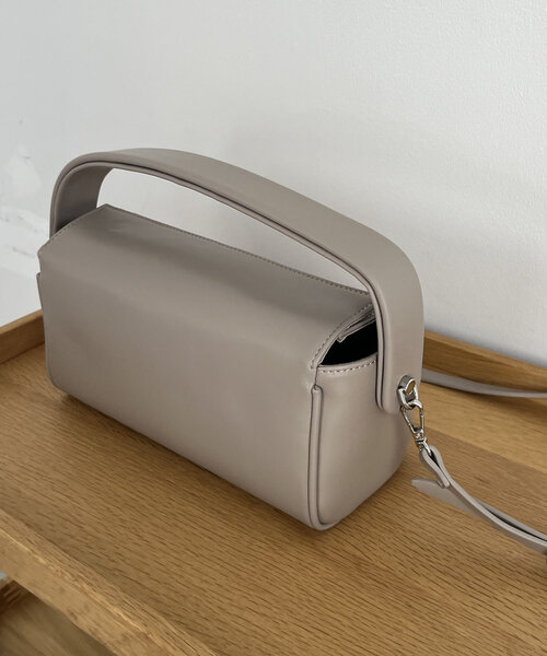 CAPRICIEUX LE'MAGE（カプリシューレマージュ）の「ワイドボックスバッグ（ショルダーバッグ・レディース・シルバー/ブラック/グレイッシュベージュ・FREE）」の6枚目の写真