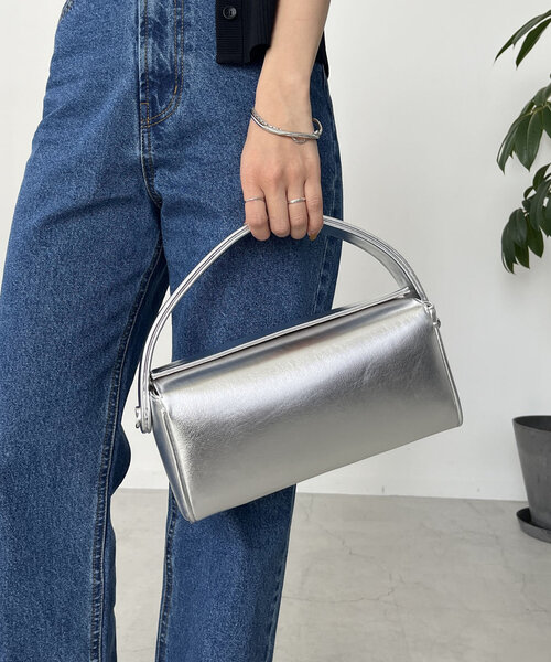 CAPRICIEUX LE'MAGE（カプリシューレマージュ）の「ワイドボックスバッグ（ショルダーバッグ・レディース・シルバー/ブラック/グレイッシュベージュ・FREE）」の5枚目の写真