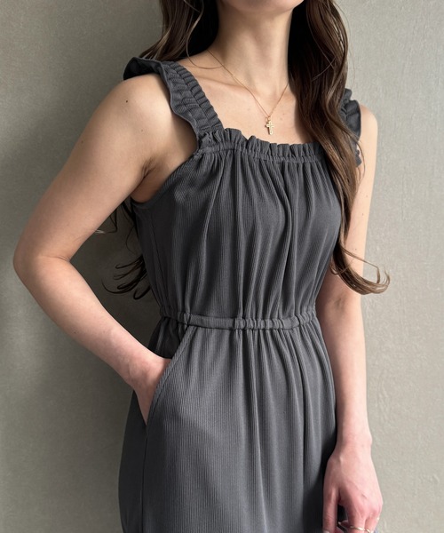 JUNOAH(ジュノア)の「肩フリルリブオールインワン(つなぎ/オールインワン・レディース・ブラック/アイボリー/チャコール・MEDIUM/LARGE/X-LARGE)」の3枚目の写真