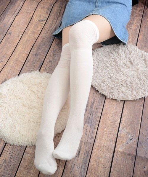 VIBGYOR Women（ヴィブジョー　ウィメン）の「【float】薄手 無地 ハイソックス/ニーハイソックス【2way/履き口ゆったり】（ソックス/靴下・レディース・ブラック/ホワイト/アイボリー/グレー/ベージュ・FREE）」の6枚目の写真
