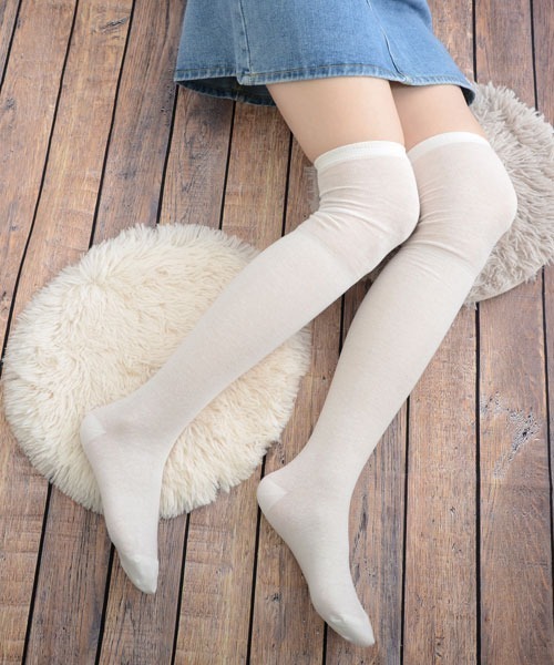 VIBGYOR Women（ヴィブジョー　ウィメン）の「【float】薄手 無地 ハイソックス/ニーハイソックス【2way/履き口ゆったり】（ソックス/靴下・レディース・ブラック/ホワイト/アイボリー/グレー/ベージュ・FREE）」の7枚目の写真