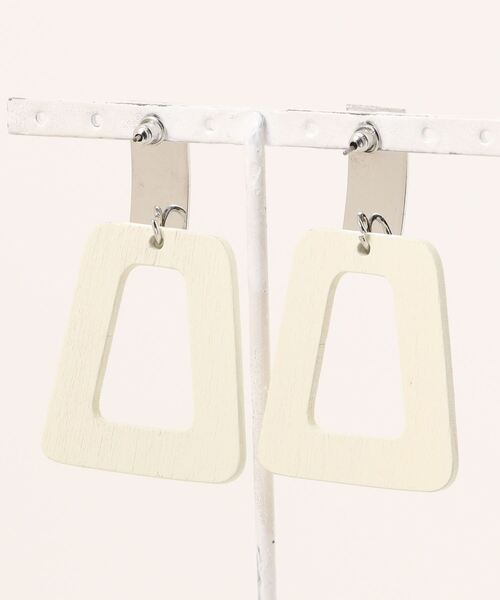 TONE SELECT GOODS（トーンセレクトグッズ）の「【caramel late】ウッドスクエアピアス（ピアス（両耳用）・レディース・シルバー・FREE）」の2枚目の写真