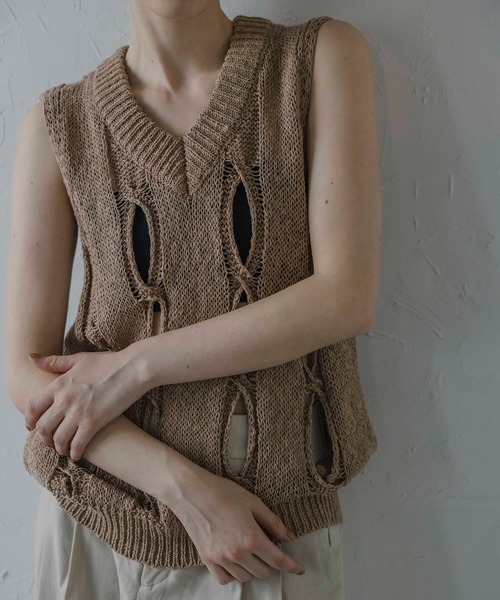 MINERTE（ミネルテ）の「【MINERTE】hole knit vest / 穴あきVネックニットベスト（ベスト・レディース・ブラウン/アイボリー/ブラック・FREE）」の15枚目の写真